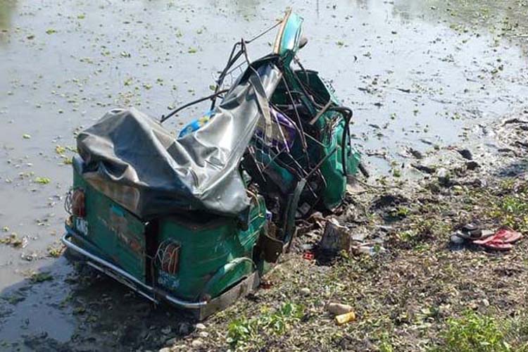 রেলক্রসিংয়ে ট্রেনের ধাক্কায় অটোরিকশার চার যাত্রী নিহত