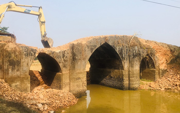 মোগল স্থাপত্যের সেতুটি ভাঙা বন্ধ রাখতে বললেন এমপি নাহিদ