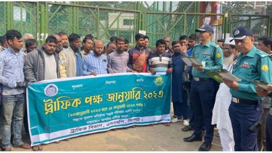 নগরীতে ট্রাফিক পুলিশের লিফলেট বিতরণ