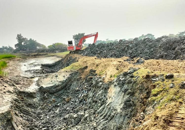 শাল্লায় হাওররক্ষা বাঁধে অনিয়ম থাকায় ফসল রক্ষায় শঙ্কিত কৃষক