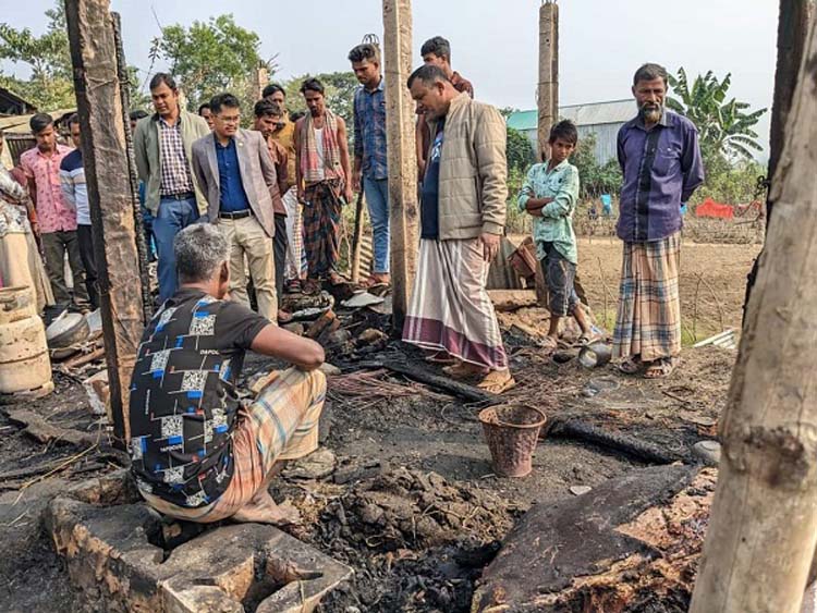 তাহিরপুরে বসতঘরে আগুনে দশ লাখ টাকার ক্ষতি, পরিদর্শনে ইউএনও