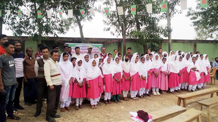 ভাষা দিবসে কমলগঞ্জে ১৮৫ শিক্ষার্থীর মধ্যে স্কুল ড্রেস বিতরণ