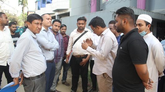 প্রতিবেশীকে ফাঁসাতে গিয়ে নিজেই ফাঁসলেন!