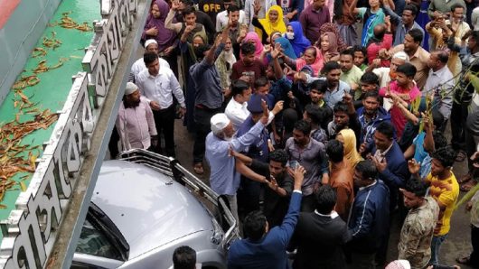 সিলেটের জেলা প্রশাসককে অবরুদ্ধ করে বিক্ষোভ