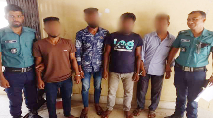 কদমতলীর হুমায়ুন রশিদ চত্ত্বর থেকে  ৪ ছিনতাইকারী গ্রেপ্তার