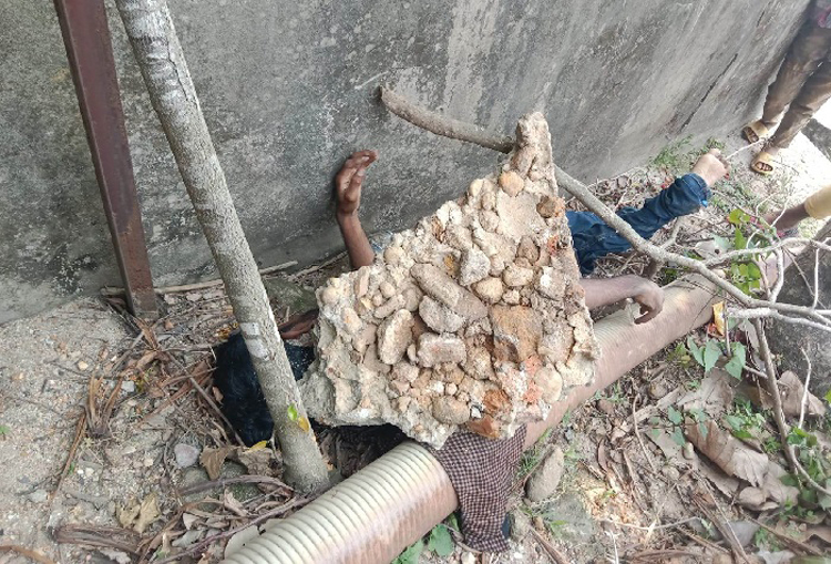 জাফলংয়ে পাথরচাপা অবস্থায় পর্যটকের লাশ উদ্ধার, স্ত্রী নিখোঁজ