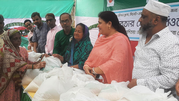 সিলেটে প্রকৃতি ও জীবন ক্লাবের খাদ্য বিতরণ