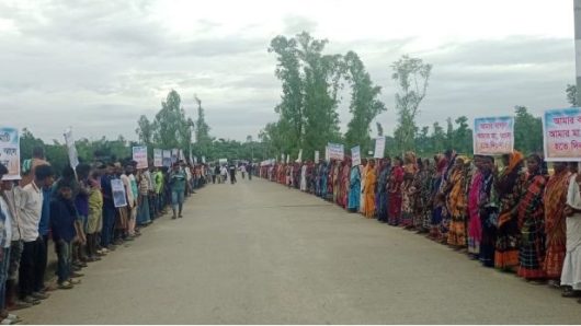 জাফলংয়ে বালু ও পাথর খেকোদের হাত থেকে চা বাগান রক্ষায় মানববন্ধন