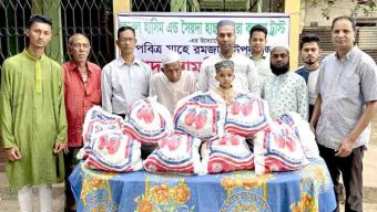 দুঃস্থদের মাঝে আবুল হাসিম এন্ড সৈয়দা হাছনা আরা কল্যাণ ট্রাস্টের  উপহার বিতরণ
