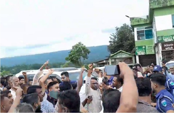 দুই উপদেষ্টার গাড়িবহর আটকে বিক্ষোভ: ১৫৯ জনের বিরুদ্ধে মামলা