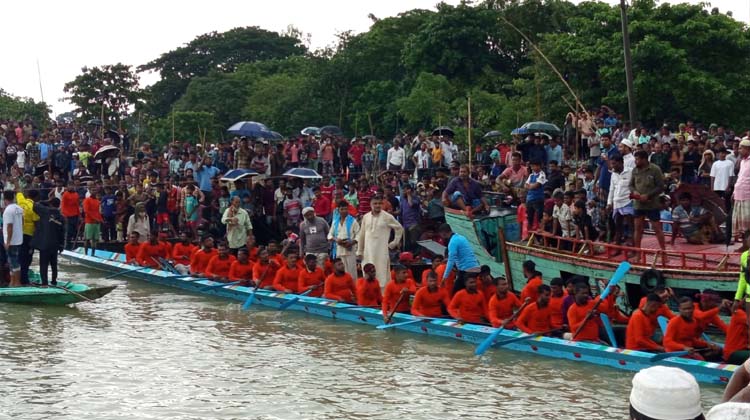 শিশির মনিরের উদ্যোগে শ্যামারচরে নৌকা বাইচ