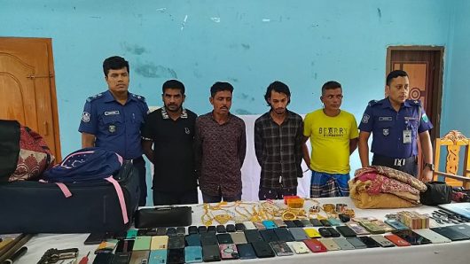 জকিগঞ্জে বিপুল পরিমাণ লুণ্ঠিত মালামালসহ ৪ ‘ডাকাত’ গ্রেপ্তার