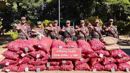 তাহিরপুরে বারকি নৌকাসহ ভারতীয় পেঁয়াজ ও চিনি জব্দ