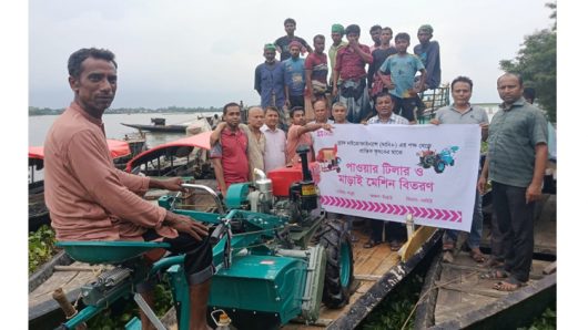 আধুনিক কৃষি প্রযুক্তির প্রসার: শাল্লায় কৃষকদের মাঝে ব্র্যাকের যন্ত্রপাতি বিতরণ