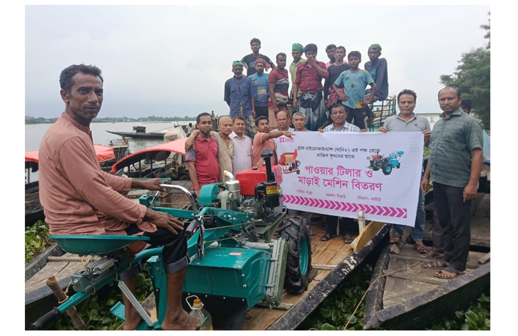 আধুনিক কৃষি প্রযুক্তির প্রসার: শাল্লায় কৃষকদের মাঝে ব্র্যাকের যন্ত্রপাতি বিতরণ