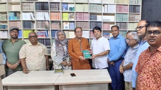 অভ্র প্রকাশনে বিচারপতি খিজির আহমেদ চৌধুরী : বই মানুষকে শুধু জ্ঞানী নয়, মানবিকও করে তোলে